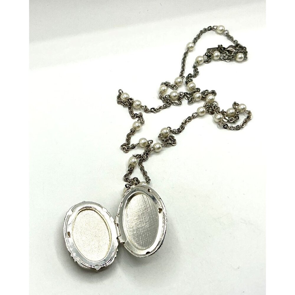 Vintage-Style Oval Locket Necklace With Faux Pearls and Floral Accents - Picture 5 of 7